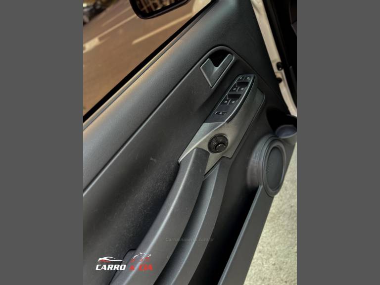 VOLKSWAGEN - FOX - 2010/2010 - Branca - R$ 35.900,00